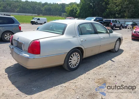 2005 Lincoln Town Car Signature z USA, uszkodzony, nr VIN 1LNHM81W75Y660551